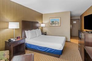 Queen Room - Disability Access/Non-Smoking room in Best Western Airport Inn Warwick