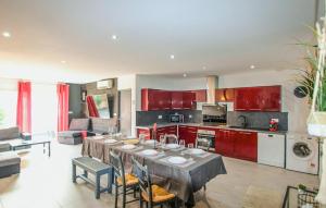 Maisons de vacances Awesome Home In Morieres Les Avignon : photos des chambres