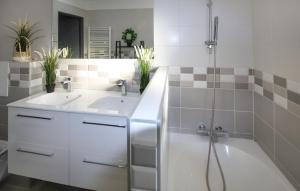 Maisons de vacances Awesome Home In Morieres Les Avignon : photos des chambres