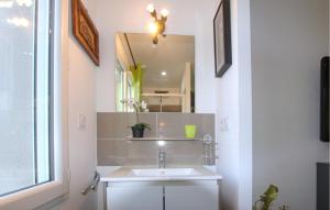 Maisons de vacances Awesome Home In Morieres Les Avignon : photos des chambres