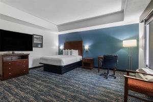 Queen Room with Three Queen Beds and Bath Tub - Disability Access/Non-Smoking room in Best Western Canton Inn