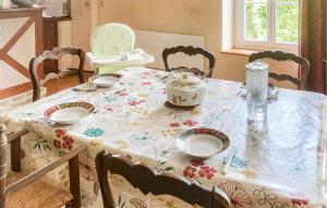 Maisons de vacances 2 Bedroom Amazing Home In Janville : photos des chambres
