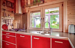 1 Bedroom Stunning Home In Menaam