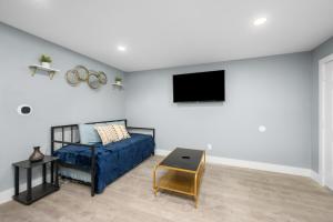 Hip & Quirky Montrose Flat with Pool Access & Parking