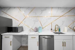 Hip & Quirky Montrose Flat with Pool Access & Parking