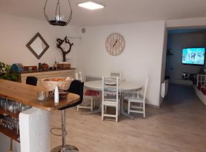Appartements Appartement 6 personnes village provencale : photos des chambres