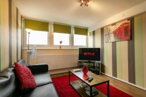 City Centre - "Home from Home" - 2 Bedroom Apartments with up to 4 Beds next to Hilton Hotel in Milton Street in Victoria Centre Shopping Centre - Full Kitchen - 24 Hours Access - Parking Cars or Vans from Five Pounds a Day - Sunday 1pm Check-Out -