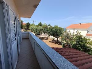 Apartments with parking spaces Lun, Pag - 24796