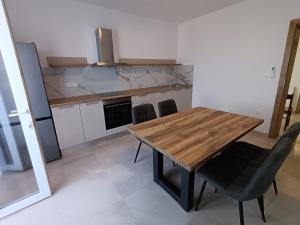 Apartments with parking space Lun - Pag - 24796