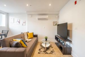 Modern 1BR Apartment - 8min walk to High Park Nearest Intersection Alhambra Ave