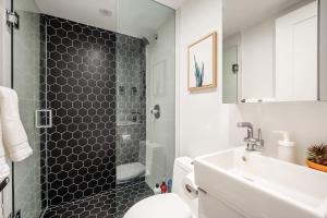 Cozy Basement Stay Near High Park & Subway - Westend Suites