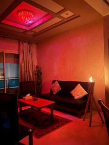 Studio moderne avec balcon vue sur piscine, à 5min de lAéroport Mohammed V Casablanca