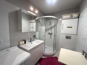 T2 rénové à 100m de la plage avec balcon et parking privé - FR-1-481-181