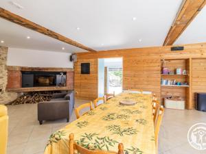 Maisons de vacances Grande maison a la campagne avec piscine et climatisation - FR-1-622-113 : photos des chambres