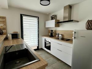 Maisons de vacances Maison Moderne Proche Plage et Bourg a Groix - FR-1-813-29 : Maison de Vacances