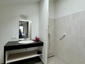 Maisons de vacances Maison Moderne Proche Plage et Bourg a Groix - FR-1-813-29 : photos des chambres