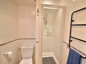 Maisons de vacances Charmante maison en pierres a Groix avec cour fermee - FR-1-813-30 : photos des chambres