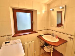 Maisons de vacances Charmante maison en pierres a Groix avec cour fermee - FR-1-813-30 : photos des chambres