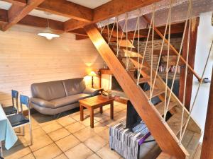 Maisons de vacances Charmante maison en pierres a Groix avec cour fermee - FR-1-813-30 : photos des chambres