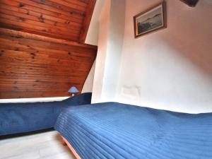 Maisons de vacances Charmante maison en pierres a Groix avec cour fermee - FR-1-813-30 : photos des chambres