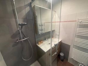 3 pièces spacieux et calme avec parking - FR-1-593-139