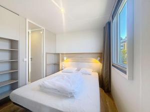 Mobil-home confortable 6 pers, 3 ch, 2 sdb, proche plage, ménage inclus - FR-1-361A-99