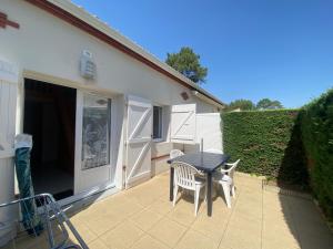 Maisons de vacances Maison avec piscine proche plage, La Tranche-sur-Mer - FR-1-22-345 : photos des chambres