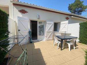 Maisons de vacances Maison avec piscine proche plage, La Tranche-sur-Mer - FR-1-22-345 : photos des chambres