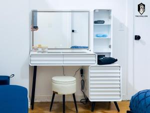 The Stallion #101 - 1BD Modern Loft with Private Patio - Walk to various attractions