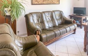 Gorgeous Home In Gueschart With Kitchen