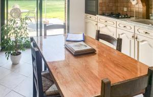 Maisons de vacances Gorgeous Home In Gueschart With Kitchen : photos des chambres
