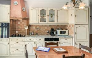 Maisons de vacances Gorgeous Home In Gueschart With Kitchen : photos des chambres