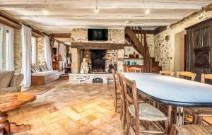 Maisons de vacances Stunning Home In Sainte-Trie With Wifi : photos des chambres