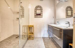 Maisons de vacances Stunning Home In Sainte-Trie With Wifi : Maison de Vacances 4 Chambres