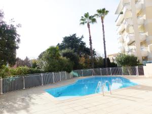 T2,garage,AC,swimming pool,750 m from the beach.