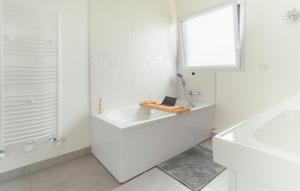 Maisons de vacances Stunning Home In Esquay-Notre-Dame : Maison de Vacances 3 Chambres 