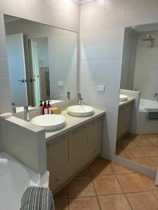 Sunset Break Apartments - 1 x 2 Bedroom Upstairs and 1 x 2 Bedroom Downstairs