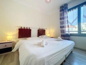 Apt3BR,AC,WiFi, sea view, parking, 3min to beach