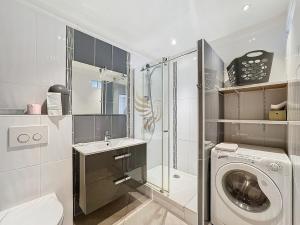 Apt3BR,AC,WiFi, sea view, parking, 3min to beach