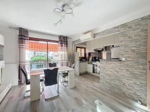 Apt3BR,AC,WiFi, sea view, parking, 3min to beach