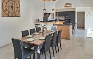 Maisons de vacances Beautiful Home In Pordic With Wifi : photos des chambres