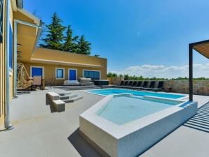 RE with pool and spa Comfortable holiday residence