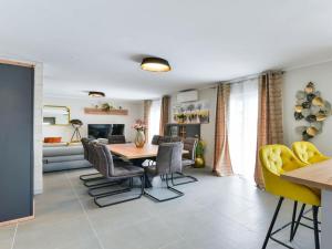 RE with pool and spa Comfortable holiday residence