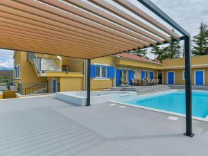 RE with pool and spa Comfortable holiday residence