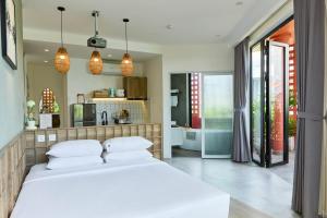 Kin Wander Tân Phong, The Moonage