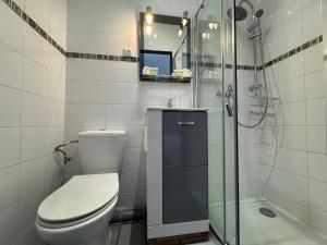 Hotels Hotel La Cigale : Chambre Double Standard - Vue sur Rue