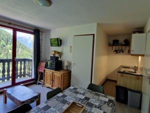 Appartement 6 pers à Valfréjus, près des pistes, avec balcon, parking gratuit et équipements bébé - FR-1-561-104