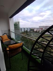 Favorite Staycation by Janice - Modern Comfort Near Airport