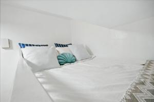 Coastal Studio in KL Tower Serviced Residences, Greenbelt, Makati! Maximum capacity 5 pax!