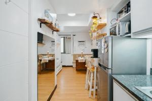 Coastal Studio in KL Tower Serviced Residences, Greenbelt, Makati! Maximum capacity 5 pax!